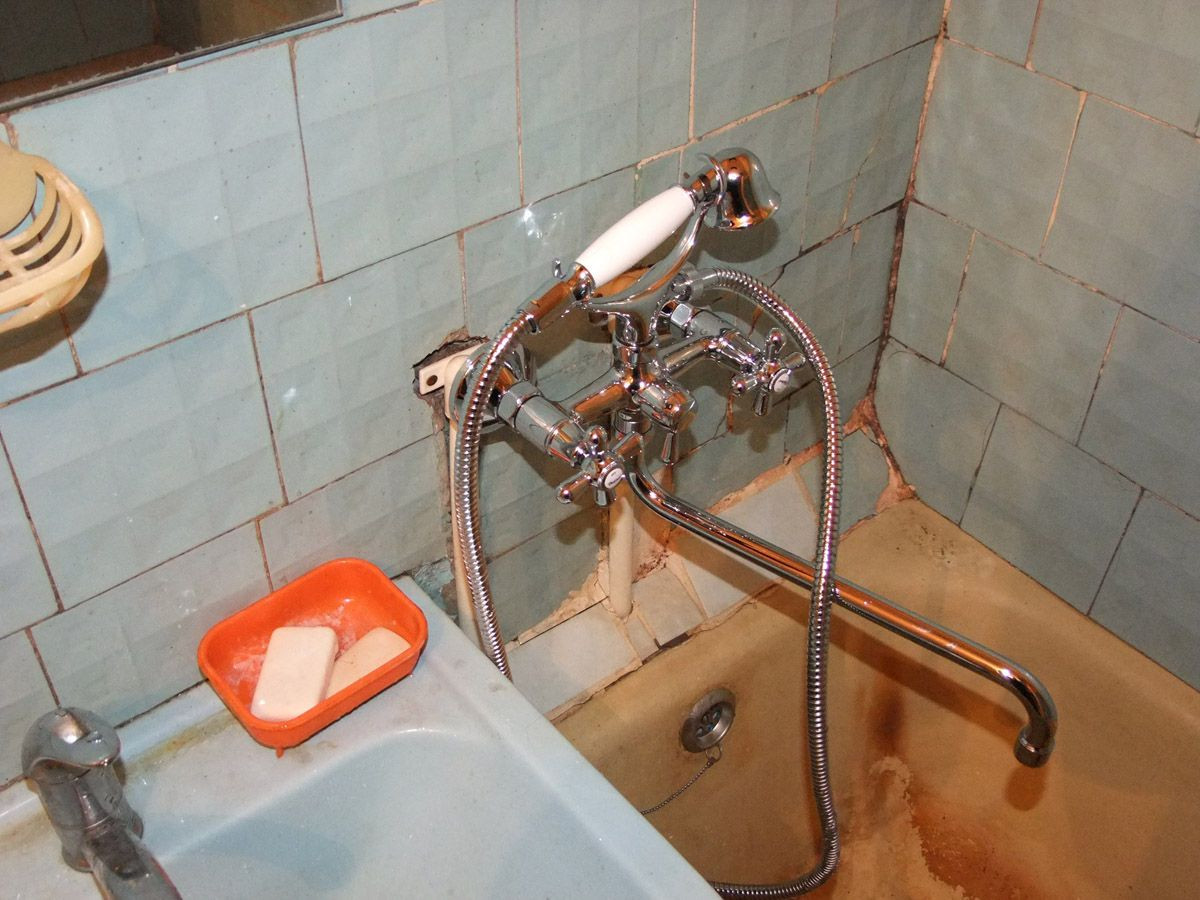 Как правильно кран ванна. Кран в ванной старый. Монтаж смесителя. Подводка воды к смесителю в ванной. Подвод труб к смесителю в ванной.