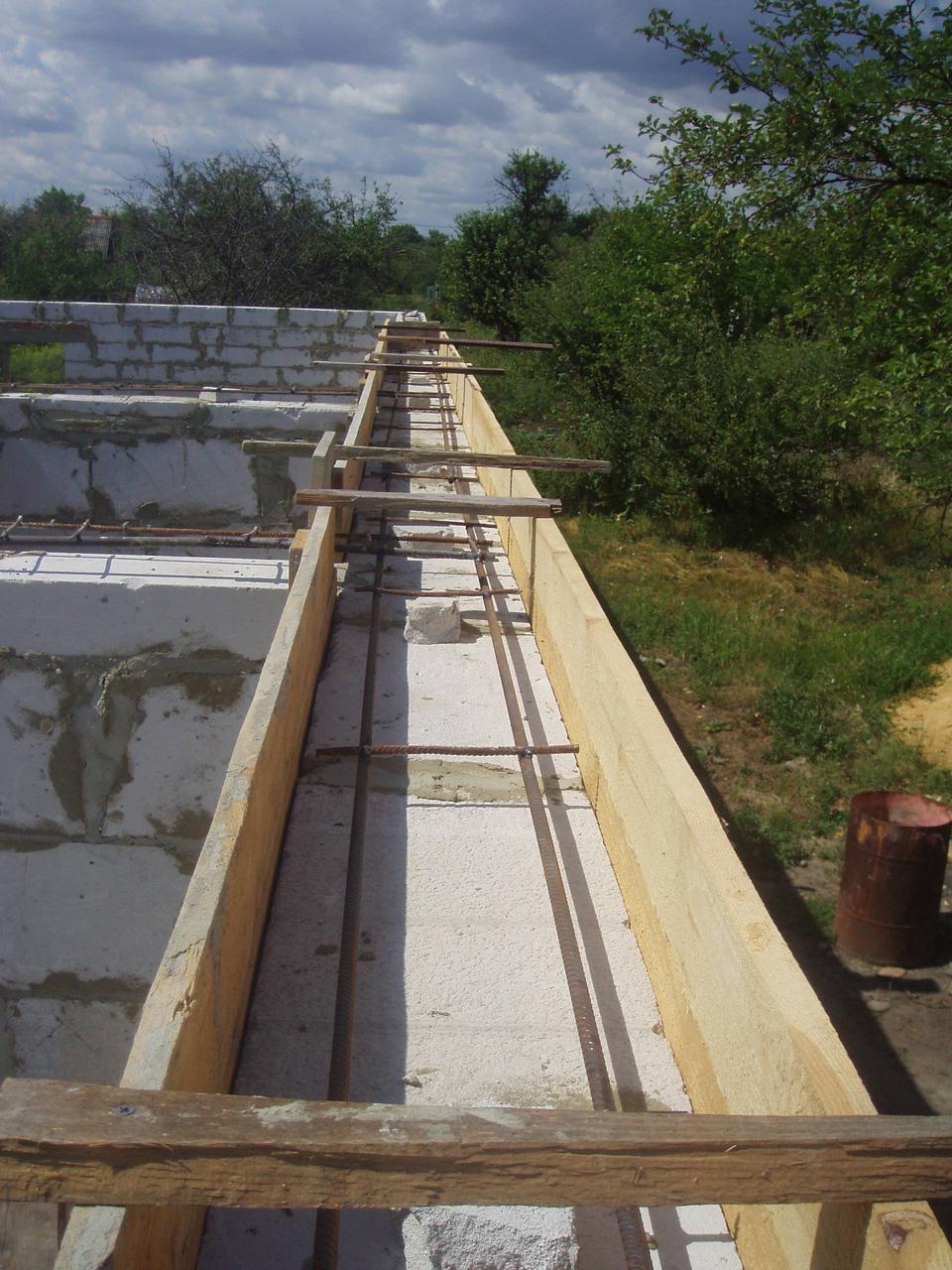 Армопояс в 300 блоке. Шпильки для крепления мауэрлата в армопоясе. Армопояс для газобетона под мауэрлат. Крепление мауэрлата 150х150. Армопояс 100 на 200.