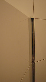 Ревизионный невидимый люк, облицованный плиткой, в интерьере 4