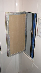 Ревизионный невидимый люк, облицованный плиткой, в интерьере 8