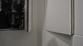 Ревизионный невидимый люк, облицованный плиткой, в интерьере 9