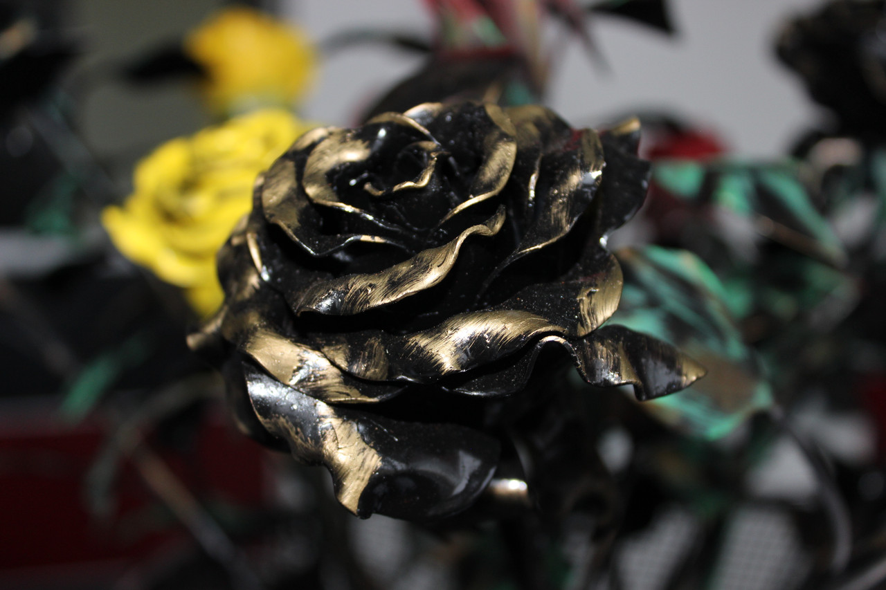 Кованая роза — беспроигрышный вариант для подарка
