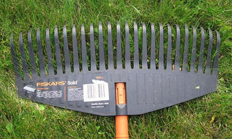 Грабли для листьев Fiskars Solid большие