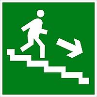 Наклейка ПВХ "Направление к эвакуационному выходу по лестнице вниз (направо)"