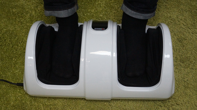 Разминающий массаж ног с помощью массажера ног Angel Feet White