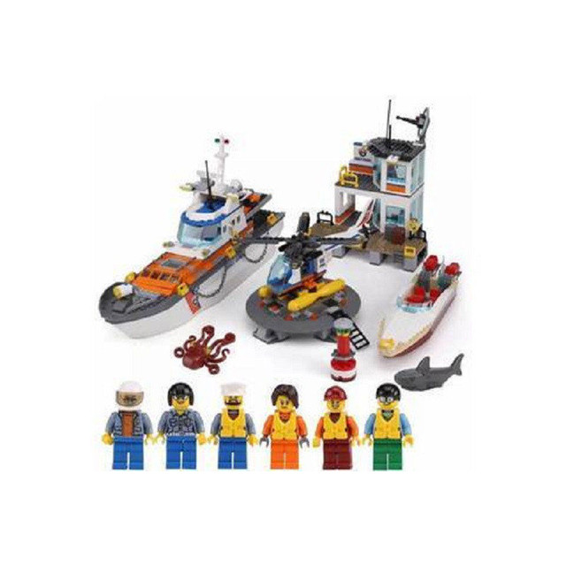 Основной объект сборки реплики LEGO City 60167 – бело-оранжевое морское судно, оригинально дополненное элементами серых, голубых и желтых вставок. 