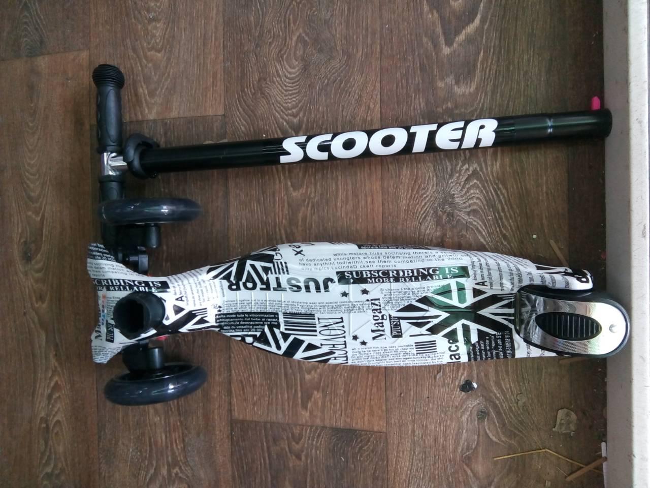 САМОКАТ MAXI SCOOTER GRAFFITI (светящееся колесо, регулируемая ручка)