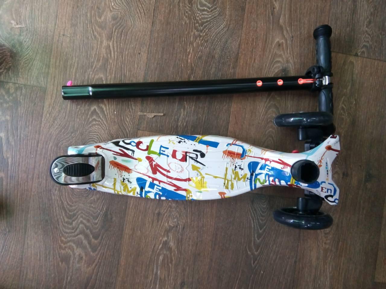 САМОКАТ MAXI SCOOTER GRAFFITI (светящееся колесо, регулируемая ручка)