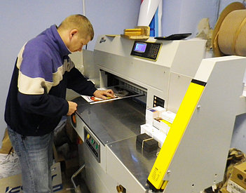 Гидравлическая бумагорезальная машина BW-R670V2 на типографии в  г. Брест 2