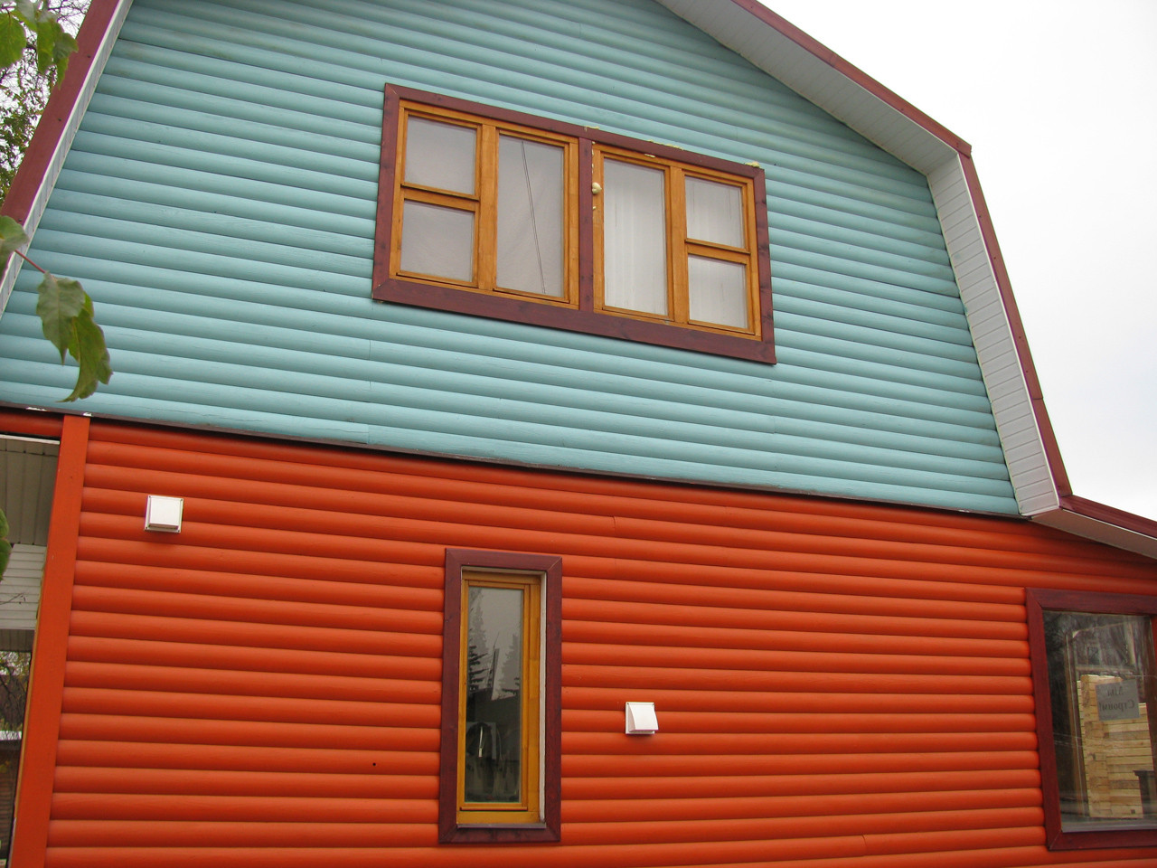 Покраска дачного деревянного дома