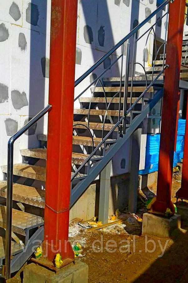 Металлическая лестница с перилами из нержавейки - фото 1 - id-p77844989