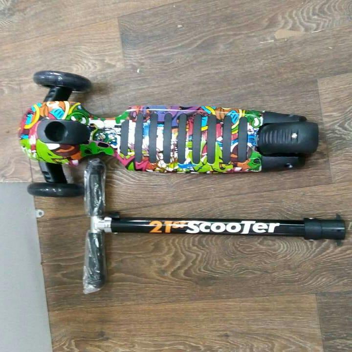 САМОКАТ MAXI SCOOTER GRAFFITI (светящееся колесо, регулируемая ручка)