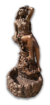 Скульптура бетонная под бронзу Фонтан Девушка на камне