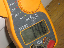 Прибор показывает силу тока в Амперах, которую потребляет новый нагревательный элемет.