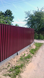 Добрый день. Забор из профнастила (RAL 3005) + сборный бетонный фундамент нашего производства. Начало июня 2018 года