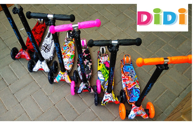 САМОКАТ SCOOTER MAXI GRAFTTI DELANIT 3 -Х КОЛЕСНЫЙ ГРАФФИТИ (РЕГ. РУЧКА, СВЕТ.КОЛЕСО) 8522P