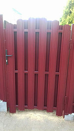 Забор из металлоштакетника (европланка, в 2 ряда, RAL 3005) + сборный бетонный фундамент и декоративные столбы из блоков нашего производства. Начало июня 2018 года