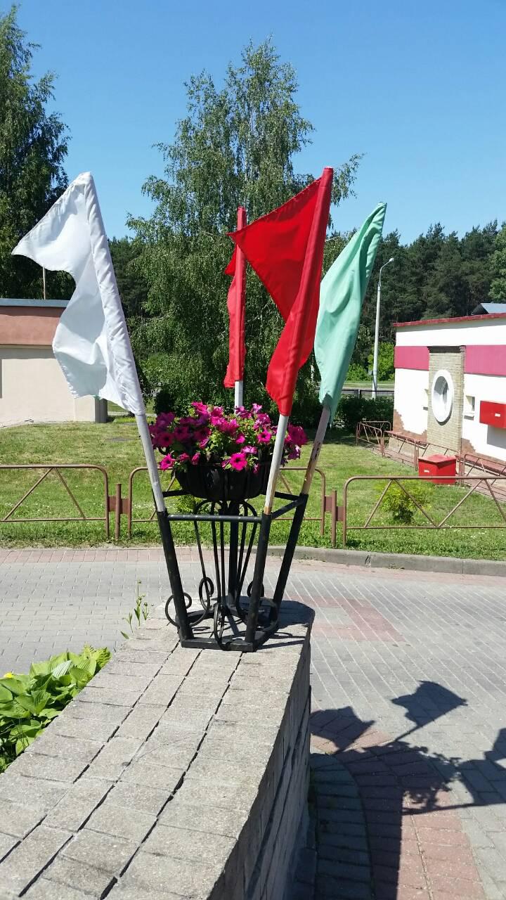 Флагшток на 5 флагов + цветочница из металла на 1 вазон монтаж