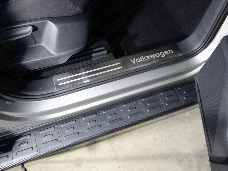 Накладки на пластиковые пороги (лист шлифованный надпись Volkswagen) 2 шт VW Tiguan "17- - фото 1 - id-p80230533