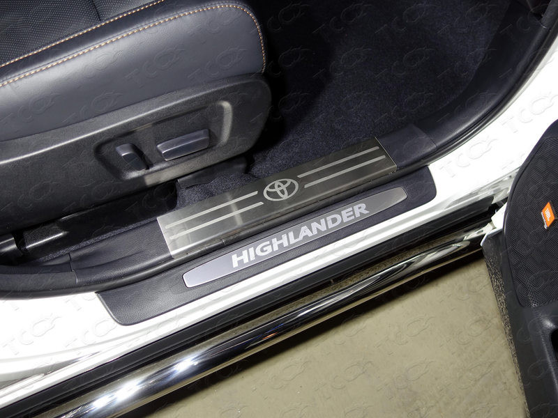 Накладки на пластиковые пороги (лист шлифованный логотип Toyota) 2 шт TOYOTA Highlander "17- - фото 1 - id-p80230557
