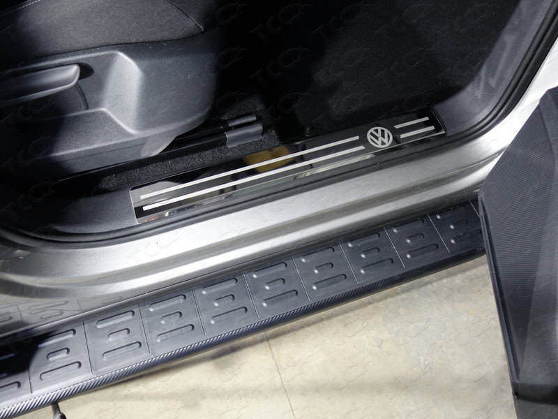 Накладки на пластиковые пороги (лист зеркальный логотип VW) 2шт VW Tiguan "17- - фото 1 - id-p80230593