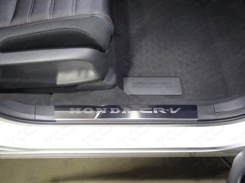 Накладки на пластиковые пороги (лист зеркальный надпись Honda CR-V) 4шт HONDA CRV "17- - фото 1 - id-p80230591