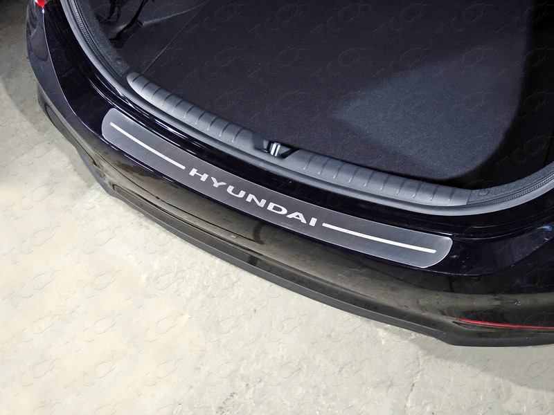 Накладка на задний бампер (лист шлифованный надпись Hyundai) (SD) HYUNDAI Solaris "17- - фото 1 - id-p80230766