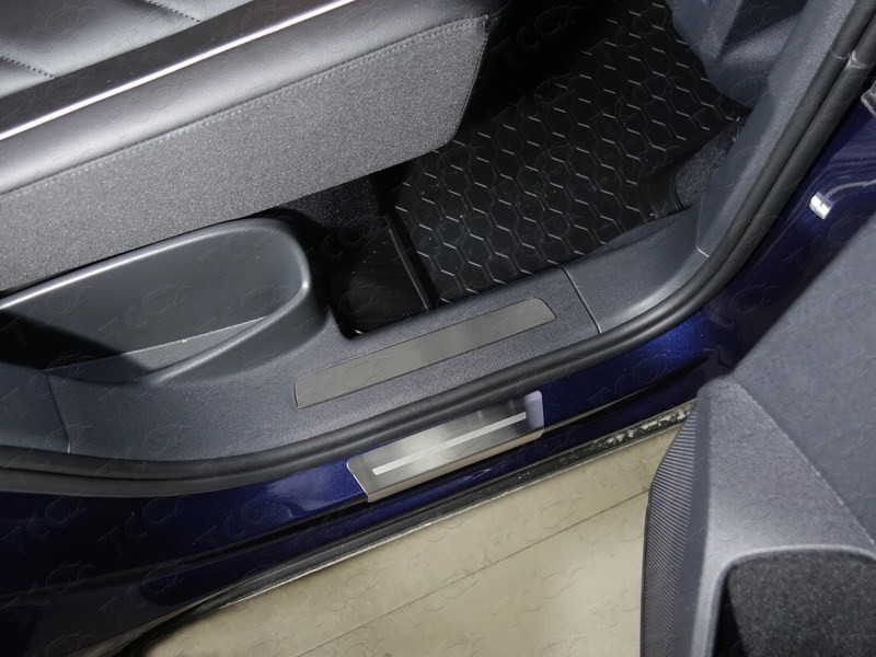 Вставки задние на пластиковые пороги (лист шлифованный) 2шт (Пакет "Offroad") VW Tiguan "17- - фото 1 - id-p80230942