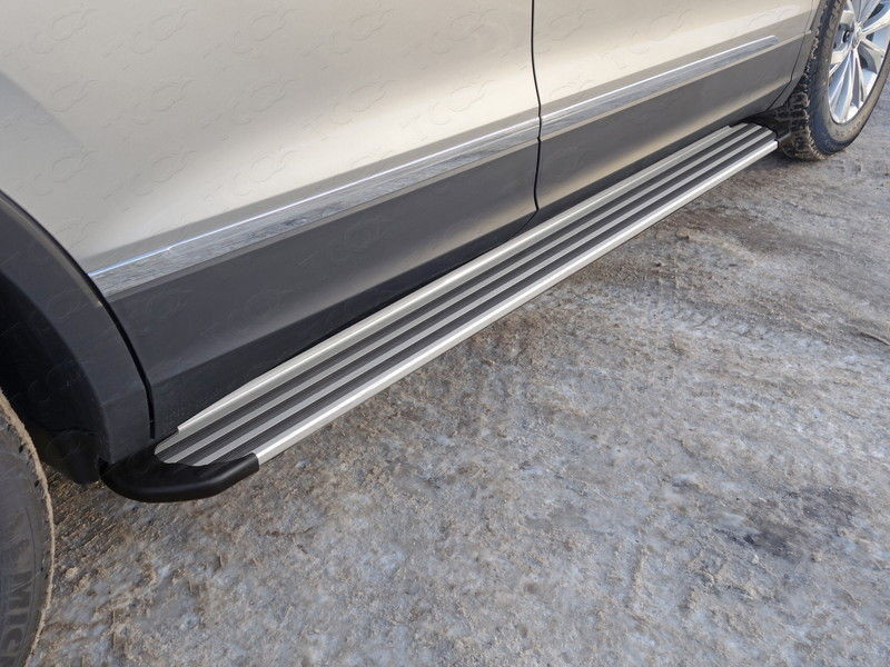 Пороги алюминиевые "Slim Line Silver" 1720 мм (c брызговиками) VW Tiguan II "17- - фото 1 - id-p80372853