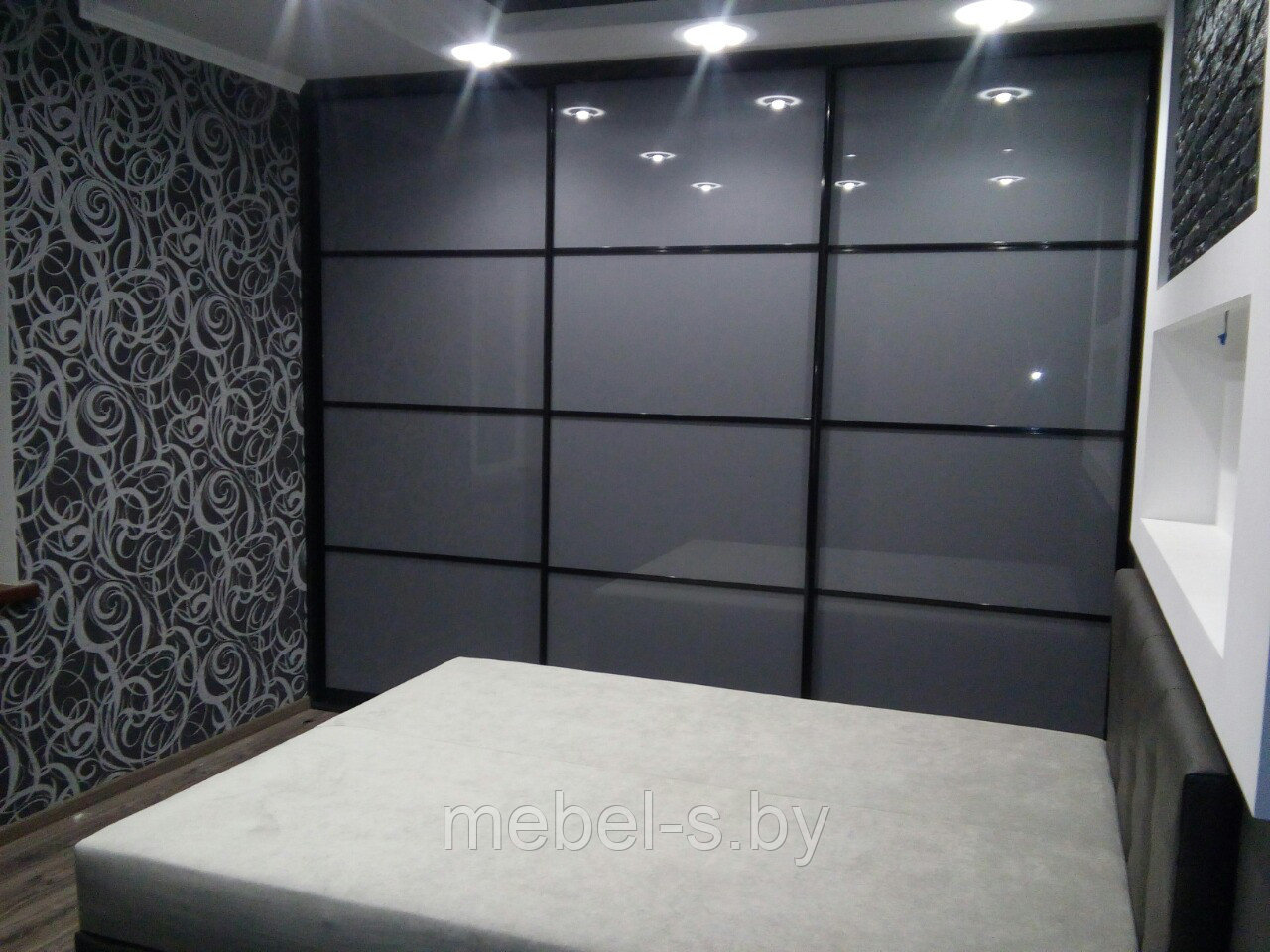 Серый лакобель