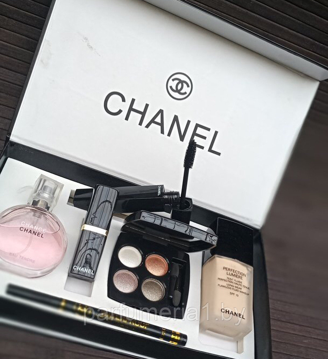 Подарочный набор Chanel с тенями и тональным кремом