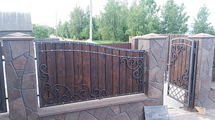 Забор и ворота с деревом и кованым рисунком  1