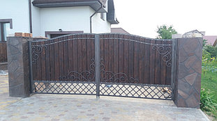Забор и ворота с деревом и кованым рисунком  5