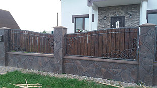 Забор и ворота с деревом и кованым рисунком  7