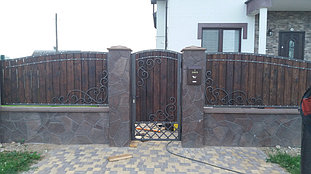 Забор и ворота с деревом и кованым рисунком  8