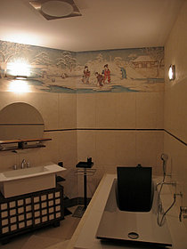 По верху ванной  идет фриз с изображением зимнего пейзажа и нескольких фигур в кимоно. Фриз написан с учётом эксплуатации во влажной среде - прочными акриловыми красками, такие же краски и материалы использовались и в других работах.