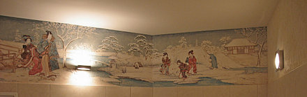 На фризе изображён литературный герой - принц Гэндзи (крупная фигура слева), ловелас и частый персонаж японского изобразительного искусства.