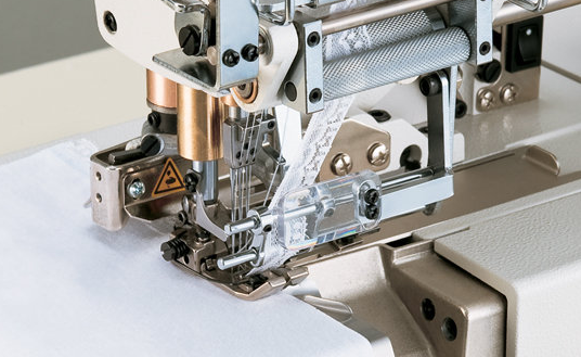 Промышленная распошивальная машина Juki MF-7523-E11 для вшивания резинки с обрезкой края материала - фото 2 - id-p82324755