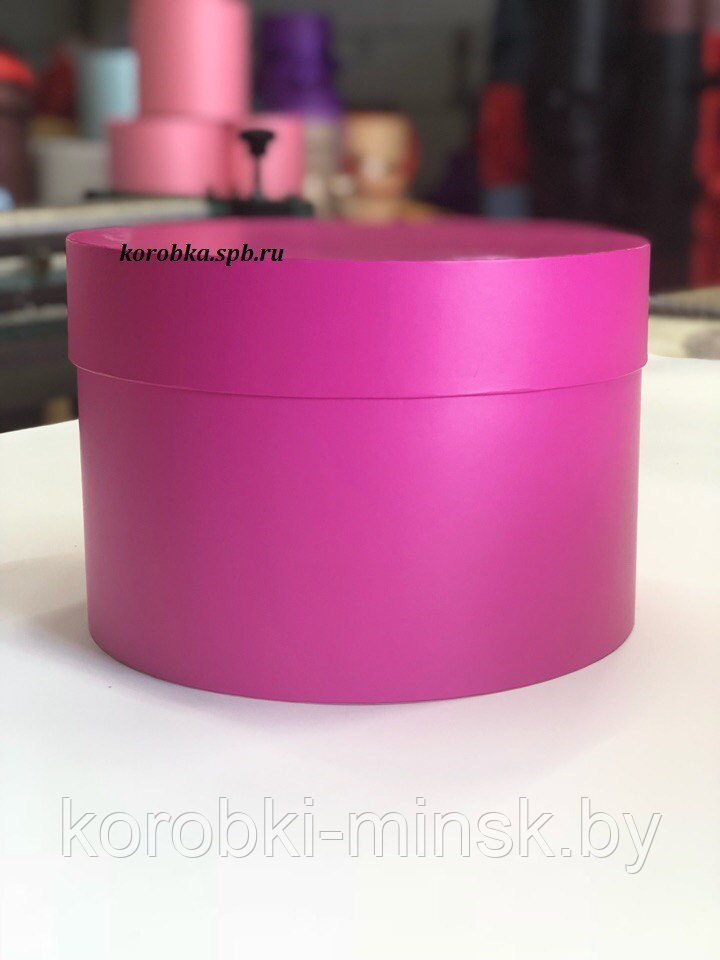 Короткая круглая коробка 22,5*15см. Цвет: Фуксия.