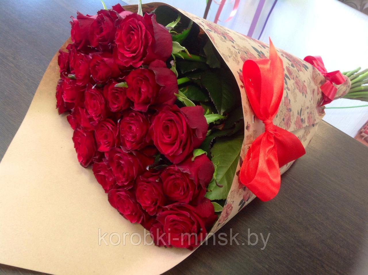 Цветы 99 роз. Букет дома. Букет роз и подарок. Шикарные цветы. Розы букет красные реальное.