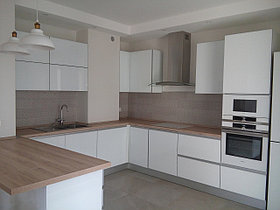 Кухня со стеклянными белыми фасадами