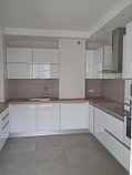 Кухня со стеклянными белыми фасадами, фото 9