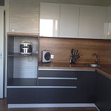 Кухня серо-белая с алюминиевой ручкой, фото 3