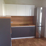 Кухня серо-белая с алюминиевой ручкой, фото 2