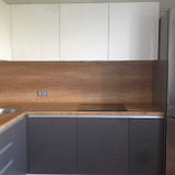 Кухня серо-белая с алюминиевой ручкой, фото 4