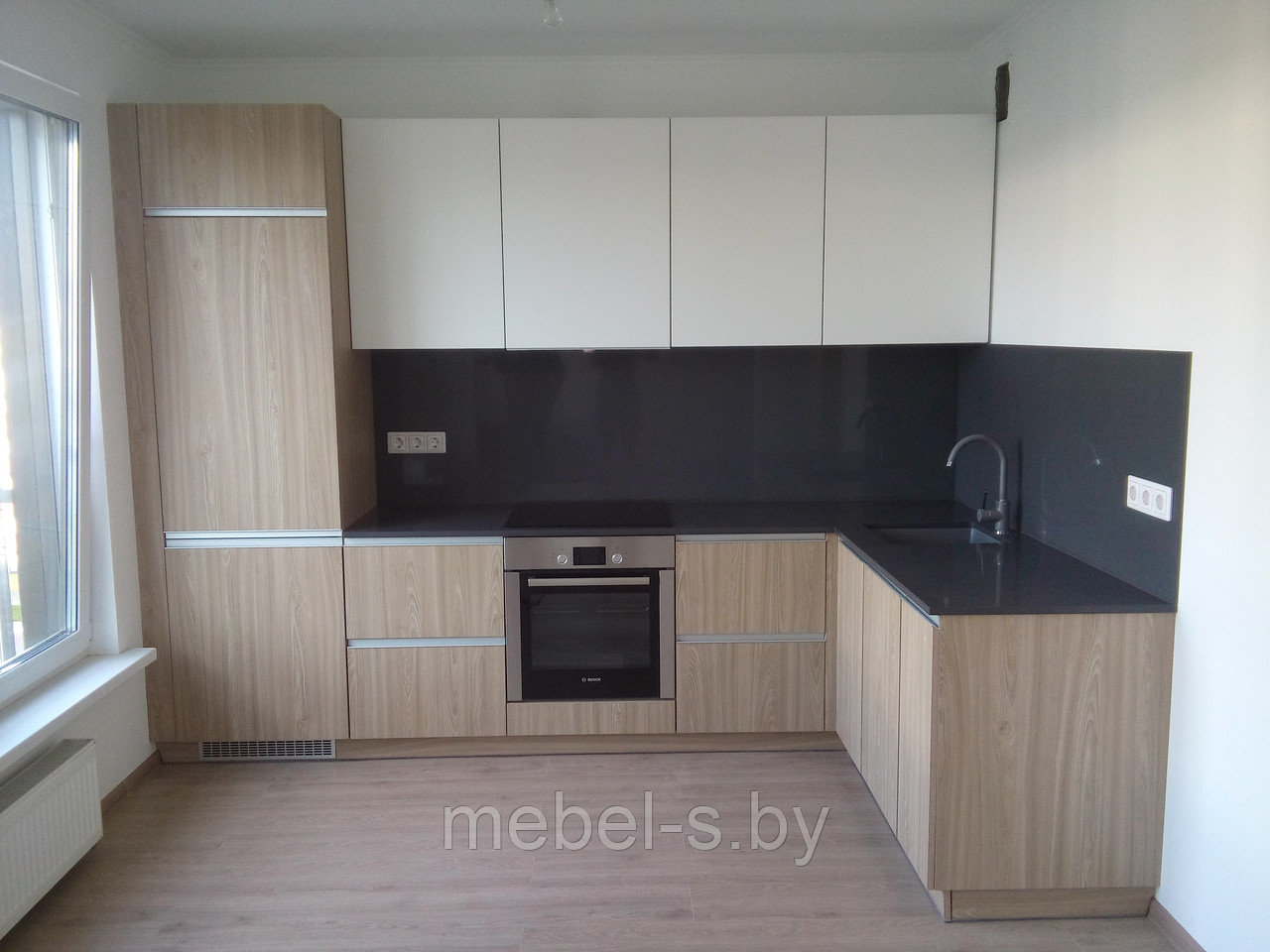 Кухня с матовыми белыми фасадами и под дерево с алюминиевой ручкой