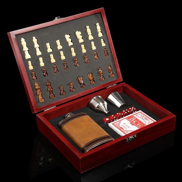 Подарочный игровой набор с фляжкой «Вегас» в шкатулке - фото 1 - id-p82870727