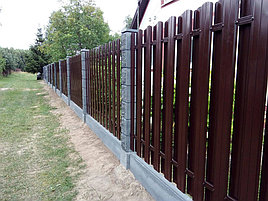 Забор из металлоштакетника на сборном бетонном фундаменте с декоративными столбами 2