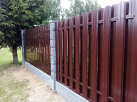 Забор из металлоштакетника на сборном бетонном фундаменте с декоративными столбами 3