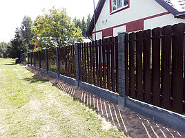 Забор из металлоштакетника на сборном бетонном фундаменте с декоративными столбами 4
